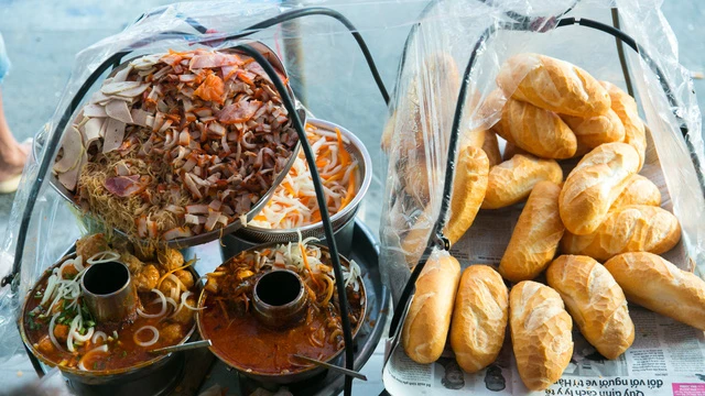 Bánh mì Việt Nam, hành trình từ ổ bánh 'thượng lưu' cho đến món ăn đường phố làm kinh ngạc cả thế giới