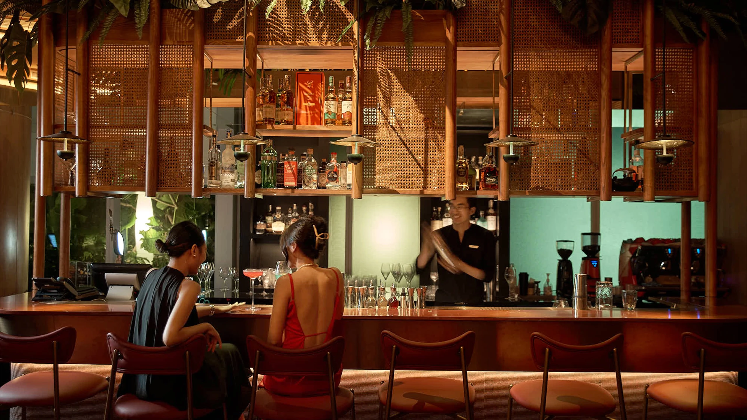 Bar Son chính thức khai trương với không gian nhiệt đới độc đáo