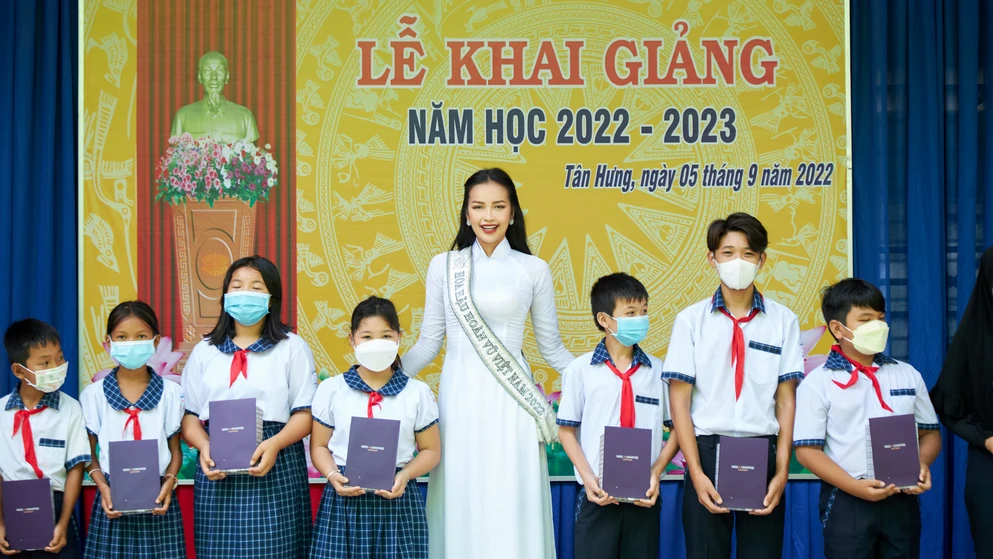 Ngọc Châu diện áo dài trắng, vui vẻ cùng học sinh tiểu học khai giảng năm học mới