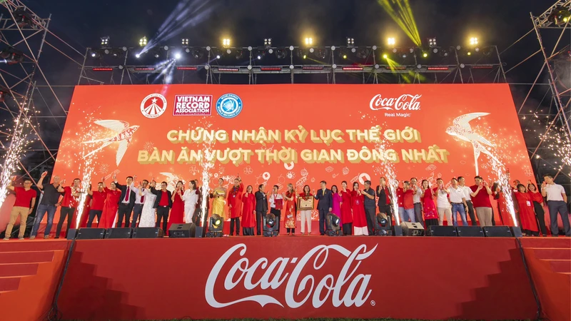 COCA-COLA® Việt Nam xác lập Kỷ lục “Bàn ăn Tết Việt có số gia đình tham gia đông nhất thế giới”