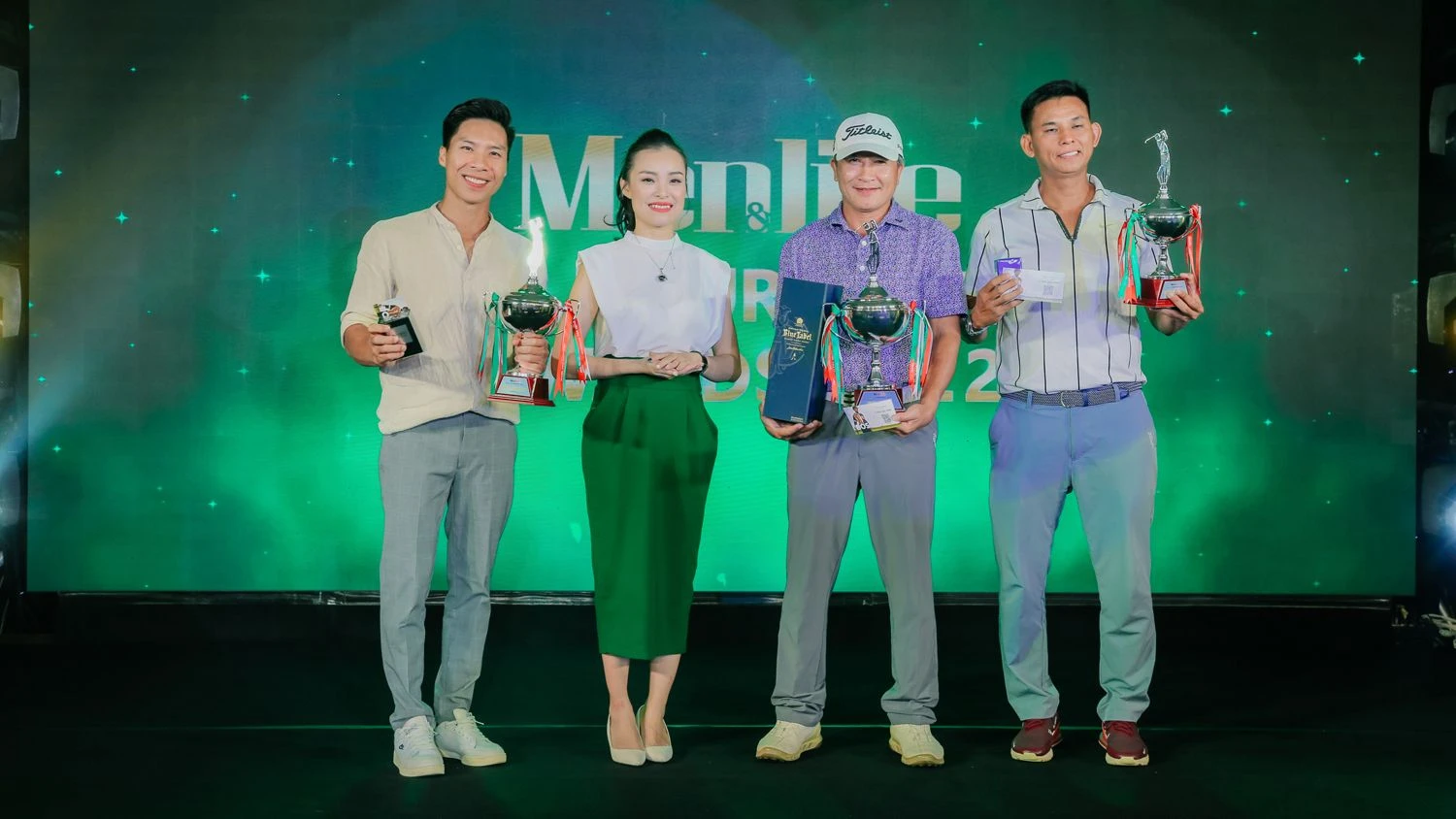 Nhạc sĩ Minh Khang và hoàng tử xiếc Quốc Nghiệp mạnh mẽ, bản lĩnh trên sân golf