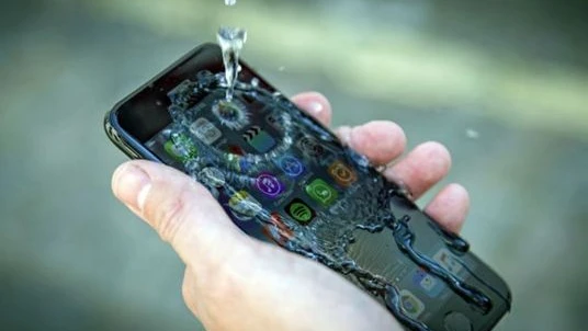 iPhone 11 có thể dùng được dưới nước?