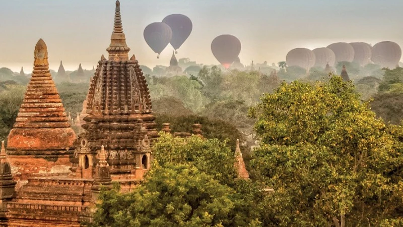 Bình minh huyền diệu trên thành cổ Bagan
