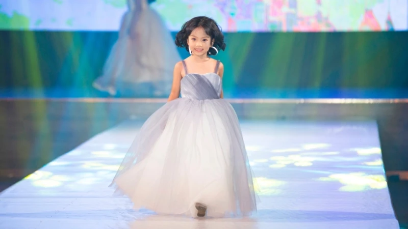 Lung linh sắc màu cổ tích với fashion show 'Giấc mơ của nàng công chúa' của NTK Trần Quỳnh Trang