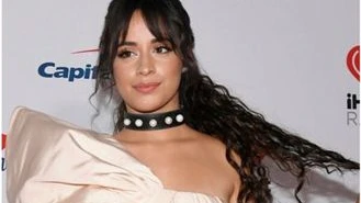Nữ ca sĩ Camila Cabello vừa diện trang phục "Đi nhặt hạt sương nghiêng" của NTK Công Trí tại I Heart Radio Music Festival