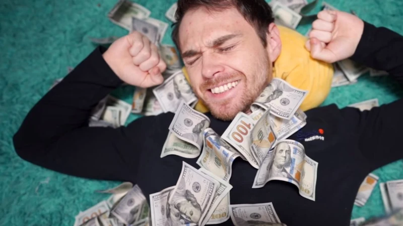 YouTuber bỏ việc để làm video kiếm hơn 2,2 tỉ đồng mỗi năm