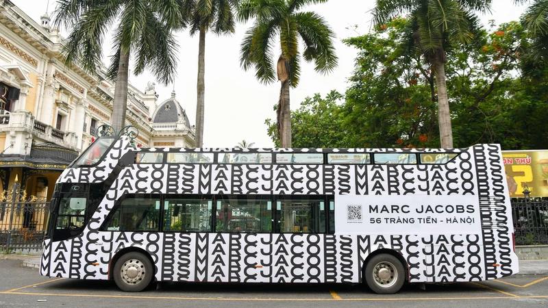 Thăm thú thủ đô với chuyến xe bus “Monogram” Marc Jacobs