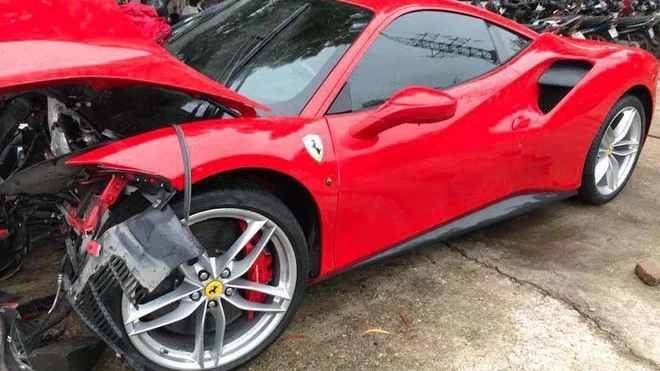 "Siêu xe" Ferrari 14 tỉ của Tuấn Hưng gặp nạn 