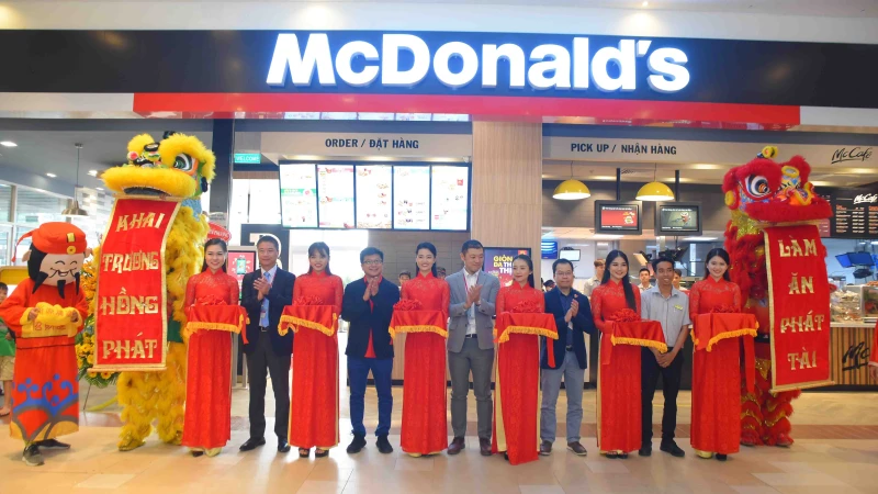 McDonald's Aeon Celadon Tân Phú ra mắt đúng dịp Giáng Sinh