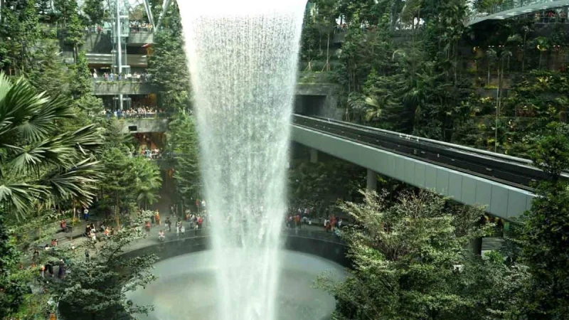 Khám phá thác nước trong nhà cao nhất tại Singapore