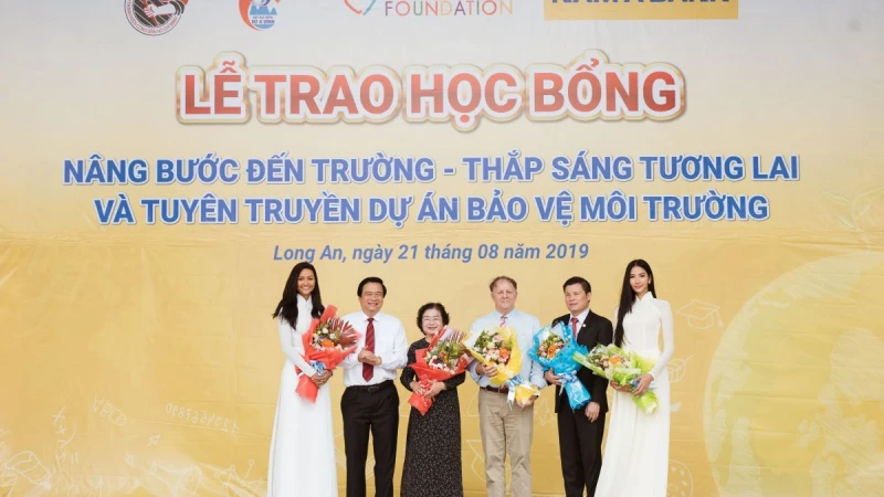 Hoa hậu H’Hen Niê và Á hậu Hoàng Thùy diện áo dài trắng, trao học bổng cho học sinh tỉnh Long An