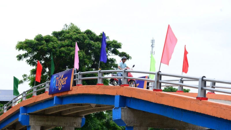 2.300 hộ dân huyện Phú Tân phấn khởi khi có cây cầu mới