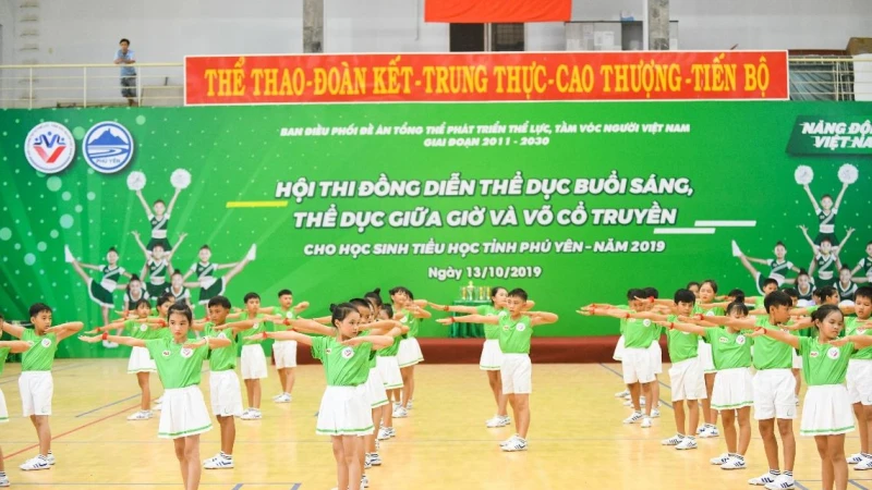 Hàng trăm học sinh Phú Yên tham gia hội thi thể dục buổi sáng, thể dục giữa giờ và võ cổ truyền