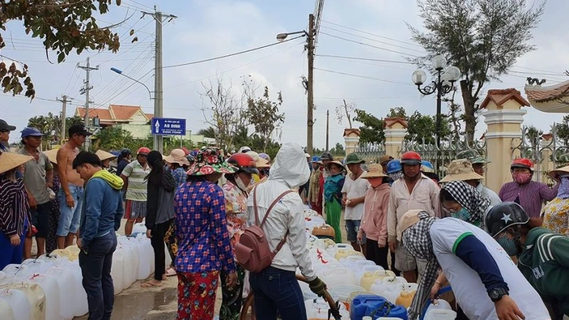 Tình nguyện tiếp nước sạch cho miền tây