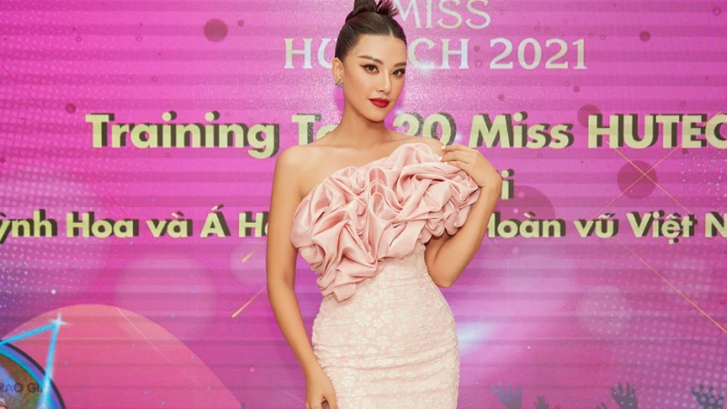 Á hậu Kim Duyên hướng dẫn các thí sinh Miss Hutech 2021