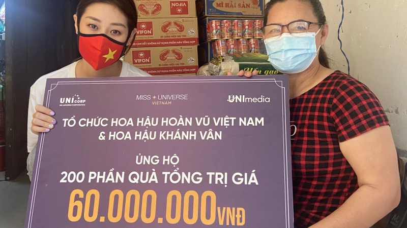 Hoa hậu Khánh Vân san sẻ khó khăn với người khuyết tật bán vé số tại TP.HCM