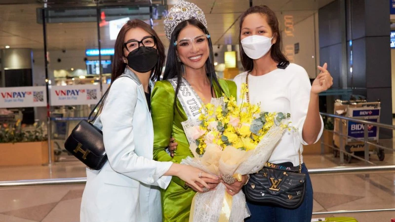 Hoa hậu H’Hen Niê, Á hậu Lệ Hằng đến sân bay tiễn Kim Duyên lên đường dự thi Miss Universe 2021