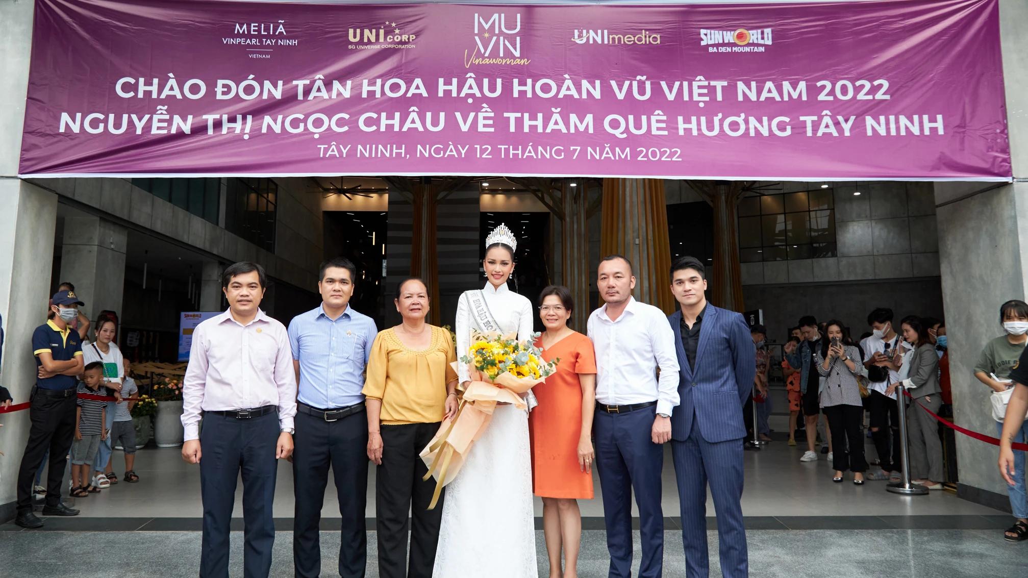 Hoa Hậu Ngọc Châu rạng rỡ trong tà áo dài trong ngày trở về quê hương Tây Ninh