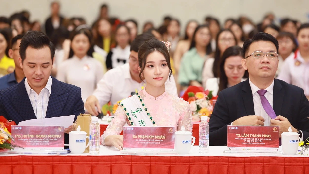 Hoa hậu Phạm Kim Ngân duyên dáng ngồi ghế giám khảo cuộc thi sinh viên