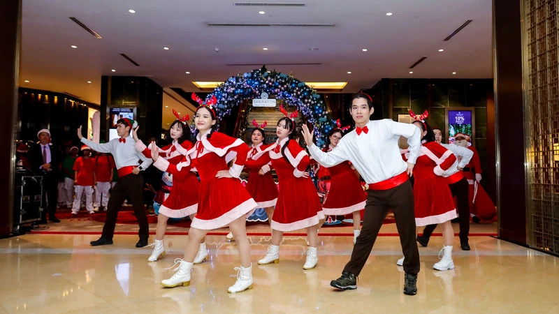 Khách sạn Sheraton Saigon mở màn không khí lễ hội với sự kiện thắp sáng cây thông giáng sinh 2023
