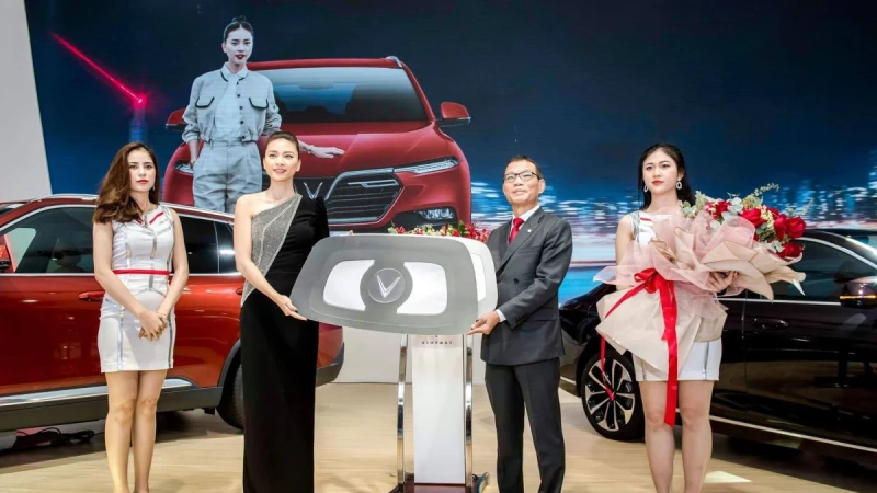 Ngô Thanh Vân nhận xe Vinfast Lux SA2.0 tại VMS 2019