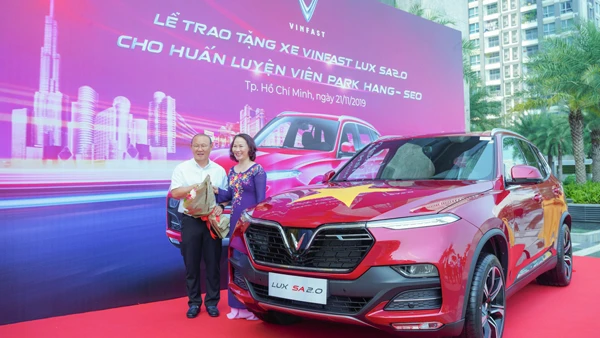 HLV Park Hang Seo nhận xe Lux SA2.0 phiên bản cao cấp do Vinfast tặng