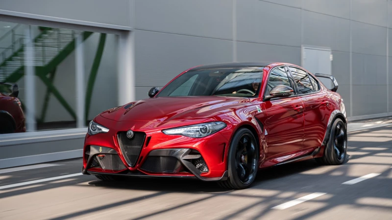 Alfa Romeo giới thiệu Giulia GTA mới - tăng tốc từ 0-100 km/h chỉ trong 3,6 giây